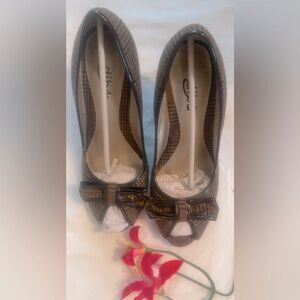 Diba classic peep-toe plaid heels with bow-detail!